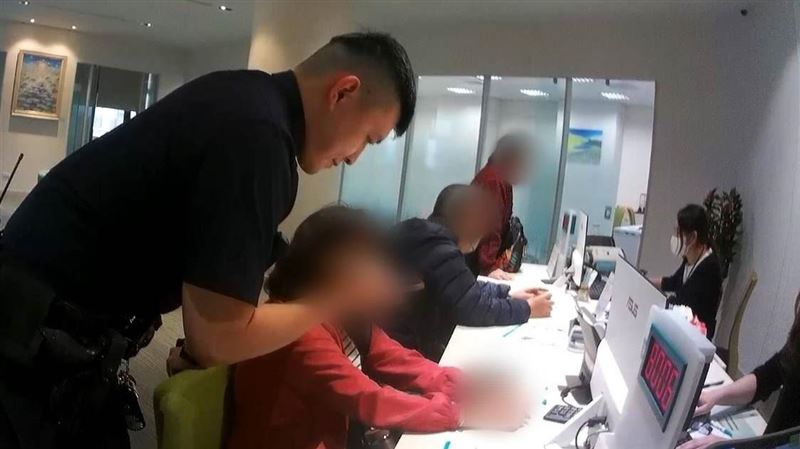 6旬婦心花開銀行急匯5萬…現場來個更帥的