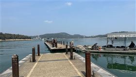 日月潭水位續降  日管處啟動碼頭浮排拖離措施日月潭水位持續下降，日月潭國家風景區管理處8日啟動第1階段碼頭浮排拖離措施，16日第2階段措施包含拖離朝霧碼頭右側引橋、2號浮排、伊達邵碼頭1號及2號浮排，維護遊客安全。（日管處提供）中央社記者蕭博陽南投縣傳真  112年3月16日