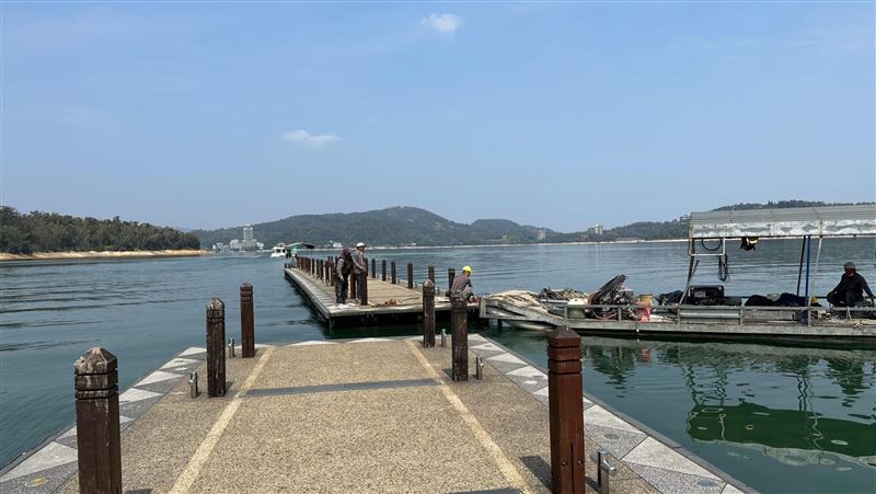 日月潭蓄水降至7成3　啟動第2階浮排拖離