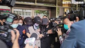 ▲F.I.R.詹雯婷在經紀公司工作人員護送下離開法院，現場一度爆發推擠衝突。（圖／記者楊佩琪攝）