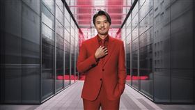 馮德倫近日現身Web3論壇，撇著白鬢髮依舊帥。（圖／翻攝自馮德倫 IG）