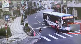 行人地獄,闖紅燈,新店,男童,新北,撞飛,輾過