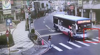 新北公車闖紅燈撞飛男童　驚險畫面曝光