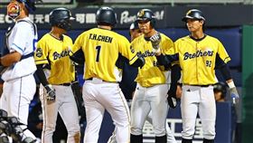 陳子豪敲出滿貫全壘打，中信兄弟單局海灌10分。（圖／中信兄弟提供）