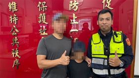 北投分局關渡派出所警員黃泰志協助騎自行車走散的男童宥宥返家。（圖／翻攝畫面）