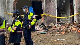 台灣港務公司於26日拆除基隆市暖暖區東暖新村宿舍時，意外在屋內發現3個大米袋。工人將袋子打開查看，赫然發現3具人體白骨，嚇得趕緊報案。警方獲報後趕抵現場，袋內裝有疑似死者姓名的字條，另有1980及2000年的報紙殘片，初步研判疑似2、30多年前遭人遺棄。