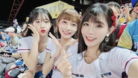 李多慧（左起）、林襄今年轉戰味全龍，讓樂天女孩總監陸筱晴坦言不習慣。（翻攝自IG）