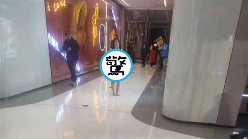 女全身赤裸逛商場！傳報復男友出軌閨密