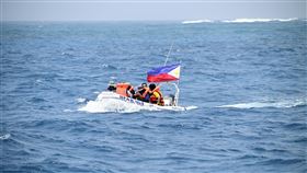 媒體乘剛性充氣船從鐵線礁返回菲律賓科研人員21日首次在南海鐵線礁進行海洋生態調查，媒體搭乘剛性充氣船從鐵線礁返回菲國漁業局船上。中央社特約記者Edward Bungubung攝  113年3月27日