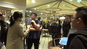 台北市遠東百貨知名素食店「寶林茶室信義A13」19日起陸續發生民眾用餐後身體不適，其中包括1名40歲男性因休克在北醫加護病房使用葉克膜搶救，如今又傳出北醫、北榮陸續出現病例。台北地檢署今天凌晨親赴餐廳，查扣相關證物進行調查。