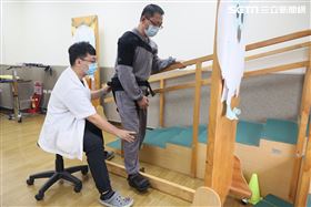 雙重磁刺激經顱磁搭配磁波　中風男站起來（圖／翻攝畫面）