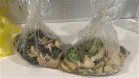 羅東夜市買鹽水雞，2袋竟然要850元。(翻攝自爆料公社)