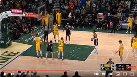 ▲「字母哥」站上罰球線，詹姆斯（LeBron James）在場下幫他倒數。（圖／翻攝自Chaz NBA YT）