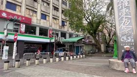 一名女子昨天（26日）在羅東夜市買鹽水雞，她點了半隻雞和百頁豆腐、小黃瓜、白蘿蔔、荀條等4樣配菜，結帳共花了850元，她覺得疑似被坑，因此在臉書PO文爆料。鹽水雞攤老闆娘今天發文澄清，當天因為手邊很忙，原本應找錢650元，結果誤找成150元，會誠心處理，不逃避。