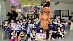 30幼童參觀中壢大崙派出所 偵查佐扮恐龍迎接(名家-桃園電子報)
