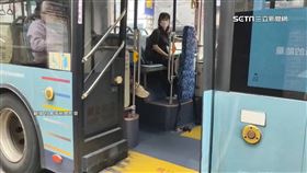 搭公車遭學生揹包撞頭　乘客怒吼：什麼東西