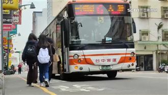 搭公車遭學生揹包撞頭　乘客吼：什麼東西