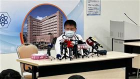 新光醫院內科加護病房主任林嘉謨說明個案情況。（圖／記者簡浩正攝影）