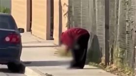 美國加州一處火車站日前發生一起意外事故，導致一人死亡，事發後有民眾目擊一名男子撿拾死者的斷肢當街啃食，警方獲報後雖當場逮捕該名男子，但驚悚畫面曝光後仍引起嘩然。