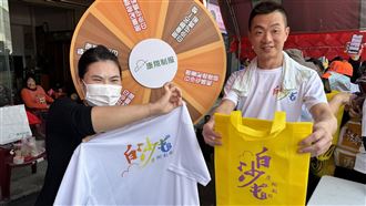 康翔制服暖心結緣　送白沙屯媽祖聯名T恤