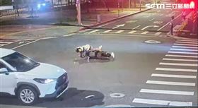 北市黃姓司機駕駛多元計程車行經松信路及市民大道六段口撞上林姓女騎士。（圖／翻攝畫面）