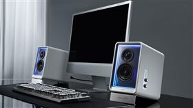 EDIFIER QR65搭配的鋁製揚聲器支架，10度角的設計巧思更可調整喇叭的指向性，帶來更加細膩和精準的聲音體驗。