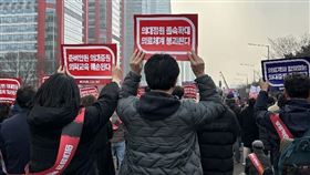 抗議政府醫療改革不當 韓國4萬名醫師齊聚示威大韓醫師協會非常對策委員會3日下午在鄰近韓國國會的汝矣島公園舉行全國醫師總動員大會，抗議醫學院增招等政策。中央社記者廖禹揚首爾攝 113年3月3日