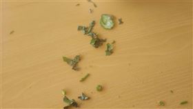 台南米糕端上桌！奧客「為什麼要加香菜」　爆氣怒丟整桌（圖／翻攝自台南大小事）