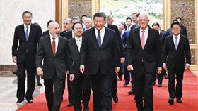 中國國家主席習近平在北京人民大會堂會見美國工商界和學術界代表。
（圖／翻攝自新華網）
http://www.news.cn/politics/leaders/20240327/cf5e51c3e3c54537bb9550ff5522fef1/c.html?page=3