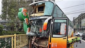 竹東高中,自撞,駕駛,護欄（圖／翻攝畫面）
