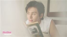 張哲瀚推出寫真集《藍風的信 Hyacinth》。（圖／ShaShin提供）