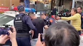 彭姓及黃姓男子持棒球棒砸毀吳姍儒的「無聊咖啡」。（圖／翻攝畫面）