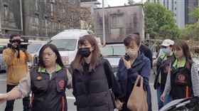 寶林茶室楊姓死者女兒進入殯儀館。（圖／翻攝畫面）