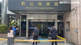 數位發展部辦公大樓大門玻璃遭人開槍射擊。（圖／記者楊忠翰攝影）