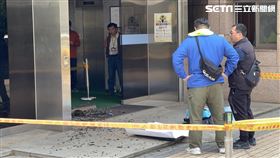 數位發展部辦公大樓大門玻璃遭人開槍射擊。（圖／記者楊忠翰攝影）