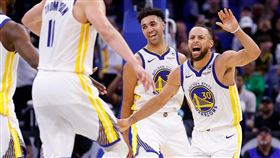 ▲柯瑞（Stephen Curry）投進致勝三分，場上比出晚安手勢，回到板凳區怒踹椅子。（圖／翻攝自勇士推特）