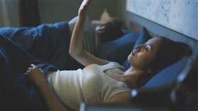 林依晨在《不夠善良的我們》裡，飾演「欲求不滿」的人妻。（圖／公視、MyVideo提供）