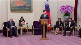 副總統暨總統當選人賴清德今天偕副總統當選人蕭美琴接見美國聯邦眾議院軍事委員會情報暨特種作戰小組主席柏格曼。賴