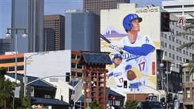 ▲大谷翔平「二刀流」壁畫高掛洛杉磯小東京（Little Tokyo）一棟飯店外牆。（圖／美聯社／達志影像）