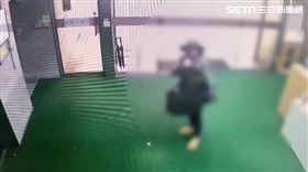 張男前往數位發展部辦公大樓狂轟3槍，然後棄槍蹲地等人逮捕。（圖／翻攝畫面）