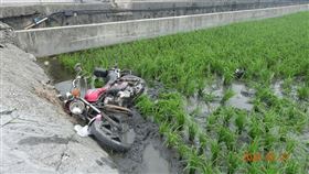 花蓮縣玉里鎮27日發生一起死亡車禍，一名吳姓男子（81歲）騎車行經客城虹橋附近產業道路時，與陶姓男子（51歲）駕駛的小客車發生碰撞，吳男被撞飛摔進田中，造成右腿骨折及全身多處擦挫傷，經送醫急救仍於今晨傷重不治