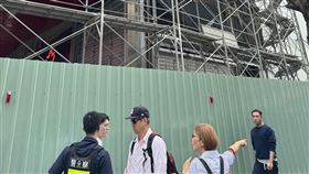 信義威秀工安意外，一對母子遭砸傷。（圖／翻攝畫面）