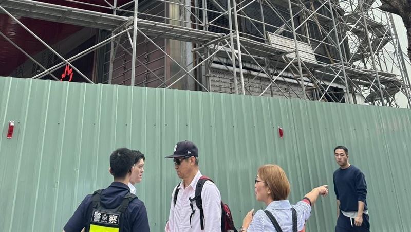 信義威秀鐵條掉落　港籍母子遭砸送醫
