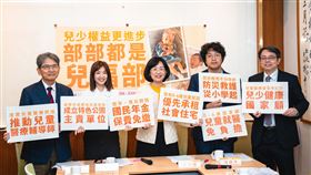 民進黨立委蘇巧慧（中）、張雅琳（左二）、沈伯洋（右二）、李柏毅、王正旭（左一）共同召開記者會，期盼「部部都是兒福部」（圖／蘇巧慧辦公室提供）