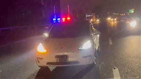 特斯拉,國道,笑氣,沒入（圖／翻攝畫面）