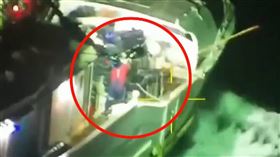 苗栗龍鳳漁港違規捕撈! 海巡署空拍機蒐證