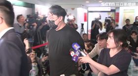 ▲寶林執行長黎仿軒（戴口罩）及王姓律師結束說明步出法務局不發一語