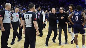 ▲76人烏布瑞（Kelly Oubre Jr.）最後一擊沒響哨，他賽後指著裁判罵「婊X」。（圖／美聯社／達志影像）