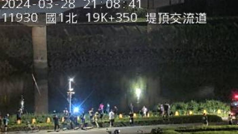 國1北上18K　小貨車自撞護欄墜河　搜救中