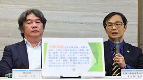 寶林茶室食物中毒案　衛福部報告進度衛生福利部28日晚間舉行記者會，由次長王必勝（左）主持，與台灣大學毒理學研究所教授姜至剛（右）等人針對寶林茶室食物中毒案調查進度報告，解剖發現其中1名死者血液中檢出罕見米酵菌酸，這是台灣首次檢出這項毒素。中央社記者王騰毅攝　113年3月28日